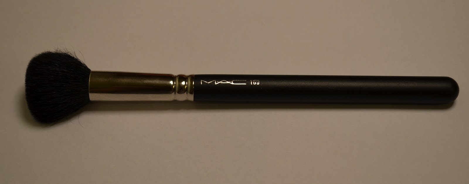 MAC 109 Small Contour Brush Review