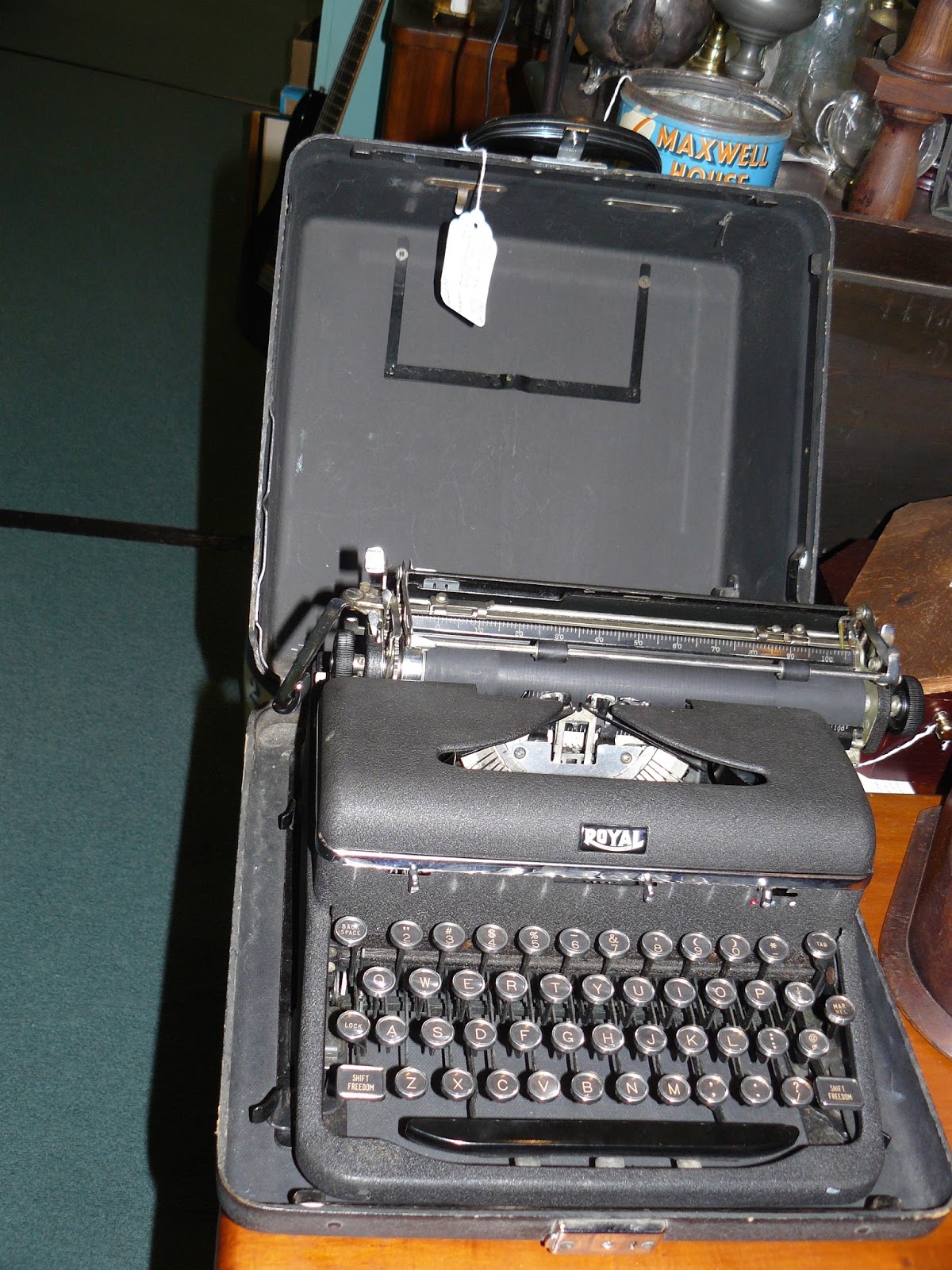 SCRANBERRY COOP Antique Vintage Typewriter, Royal. Black in Carrying