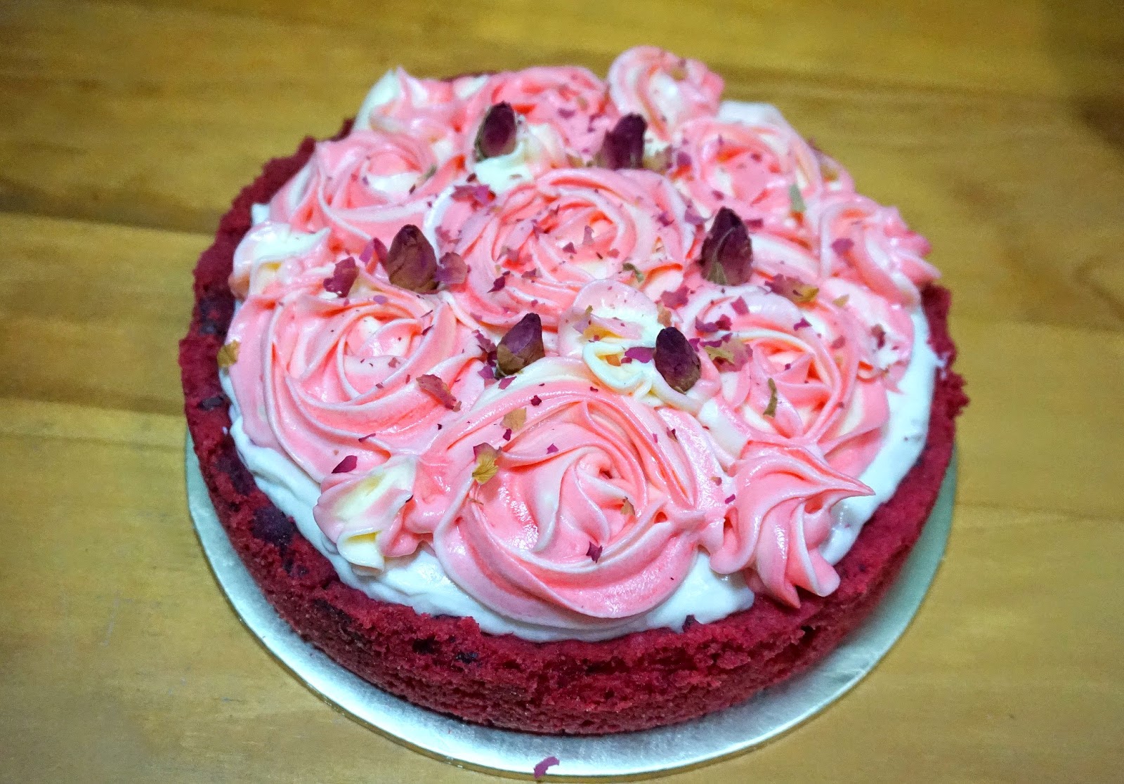 strawberry cheesecake with red velvet cookie crust