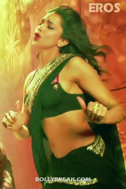 Deepika Padukone Hot Long Navel Bikini Bra - Deepika Padukone Navel Pics - Cocktail Second Hand Jawani song black Saree 