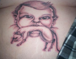 tatuaje de un niño mordiendo una rata