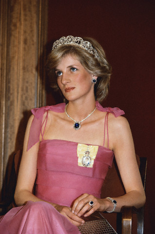 Saudi+Royals%2527+Wedding+Gifts+to+British+Royals-Diana+Sapphire+earrings%252C+chain%252C+pendant+and+bracelet+with+Spencer+tiara.jpg