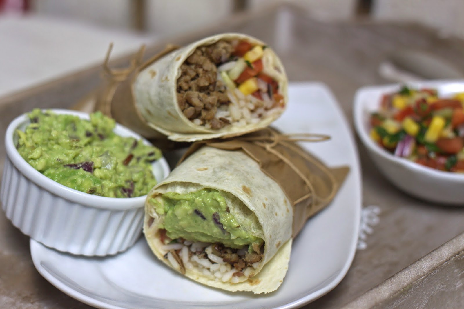 Burrito z kolorową salsą i guacamole