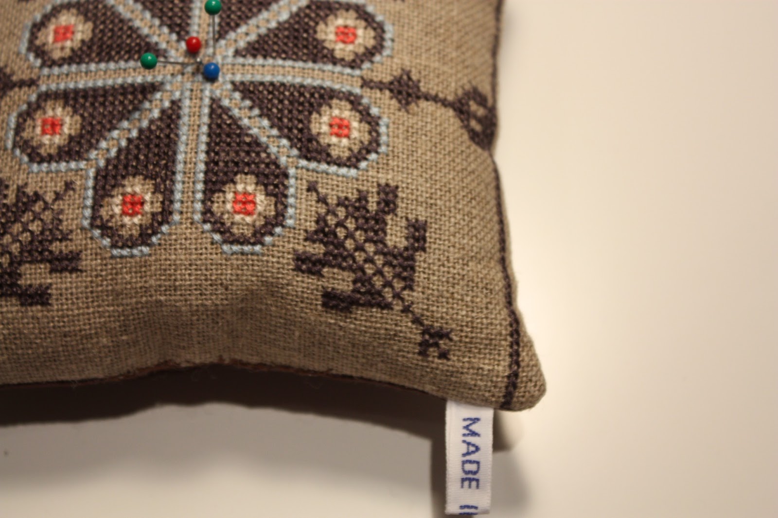 Made in Home Burlap pincushion {free pattern crossstitch}