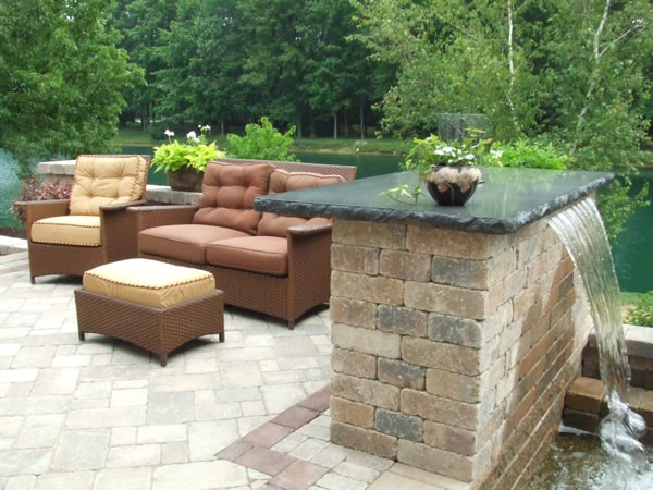 PATIO ACOGEDOR CON FUENTE DE AGUA - Patios y Jardines