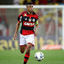 Cada vez mais longe do Flamengo, Léo Moura busca outro time na Série A