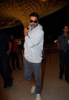 Akshay Kumar Snapped at Mumbai Airport Last Night While Leaving For Shoot of Singh