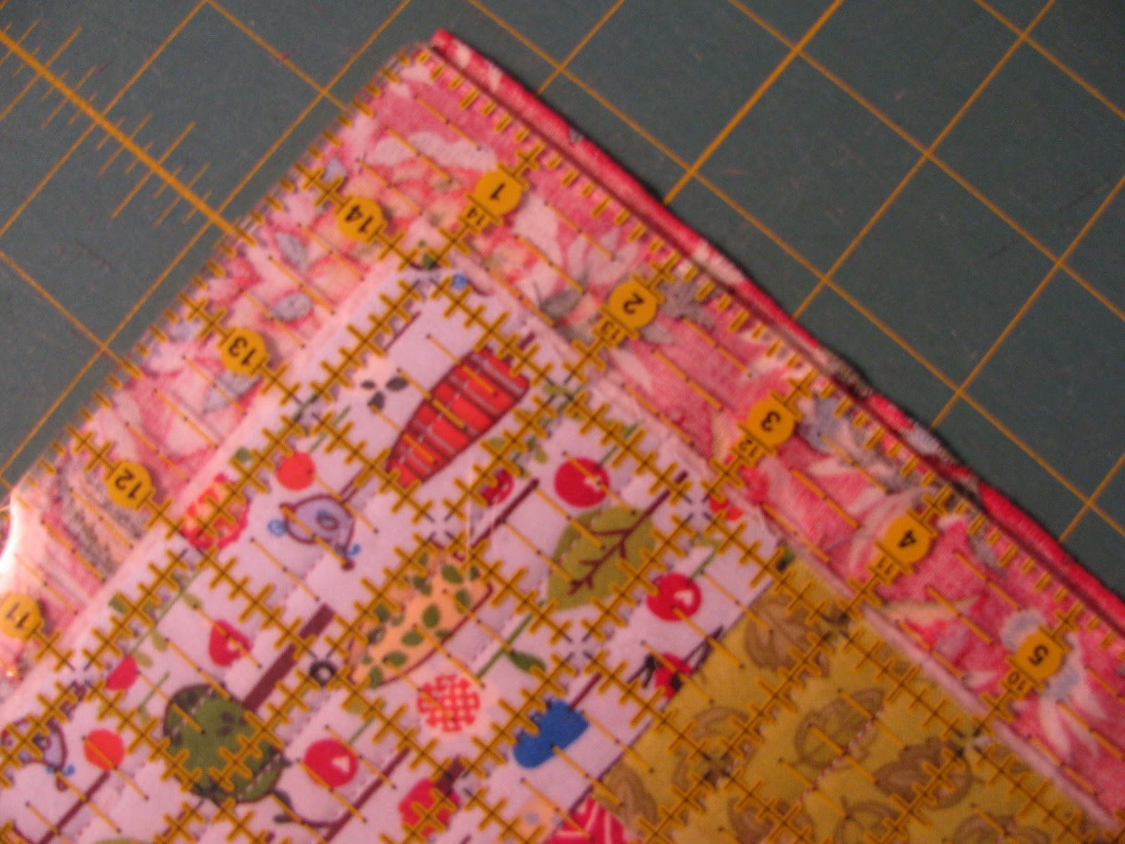 Lollyquiltz Easy Peasy Binding for a Mug Rug