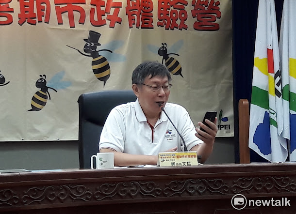 台北市長柯文哲今出席市政體驗營開幕式,與現場學生問答互動,被小朋友提的問題逗得很開心。 台北市長柯文哲今出席市政體驗營開幕式,與現場學生問答互動,被小朋友提的問題逗得很開心。