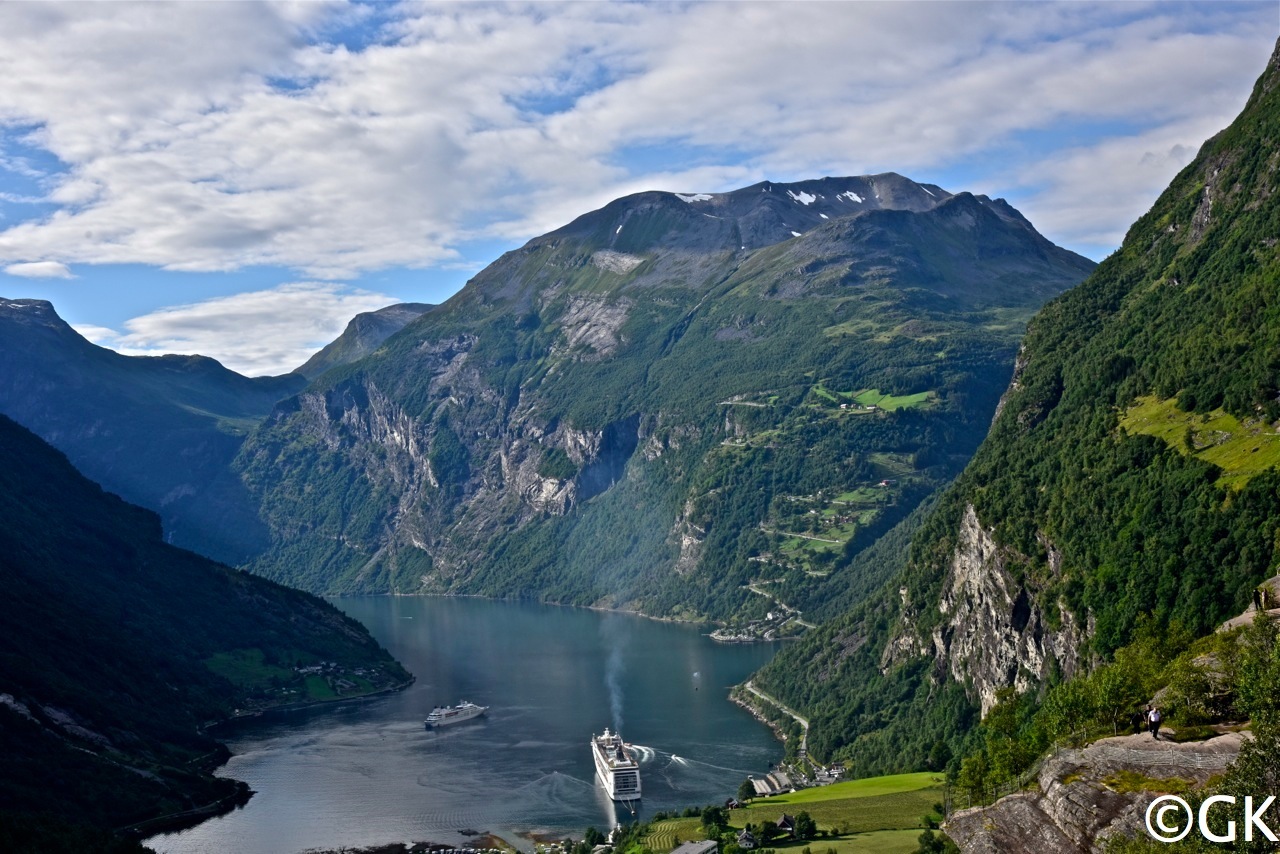 Am Ende des Fjords ankern die Kreuzfahrtschiffe.