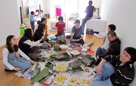 "Banh Chung" - the soul of Vietnamese New Year! - How to make a "Banh Chung"? "Banh Chung" (Chung cake) is a traditional and irreplaceable cake of Vietnamese people in the Tet Holidays and King Hung’s anniversary (10th March Lunar). For the Vietnamese, making "Banh Chung" is the ideal way to express gratitude to their ancestors and homeland.