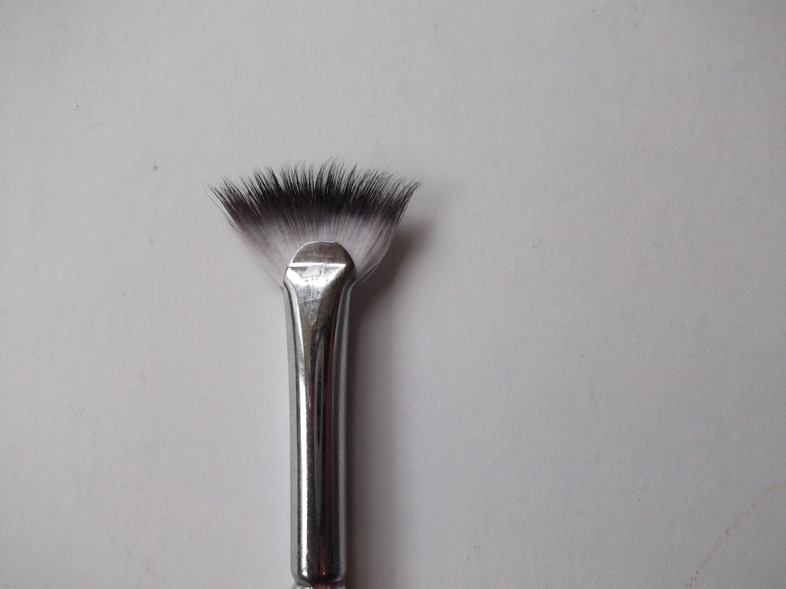 Mini Fan Brush British Beauty Blogger