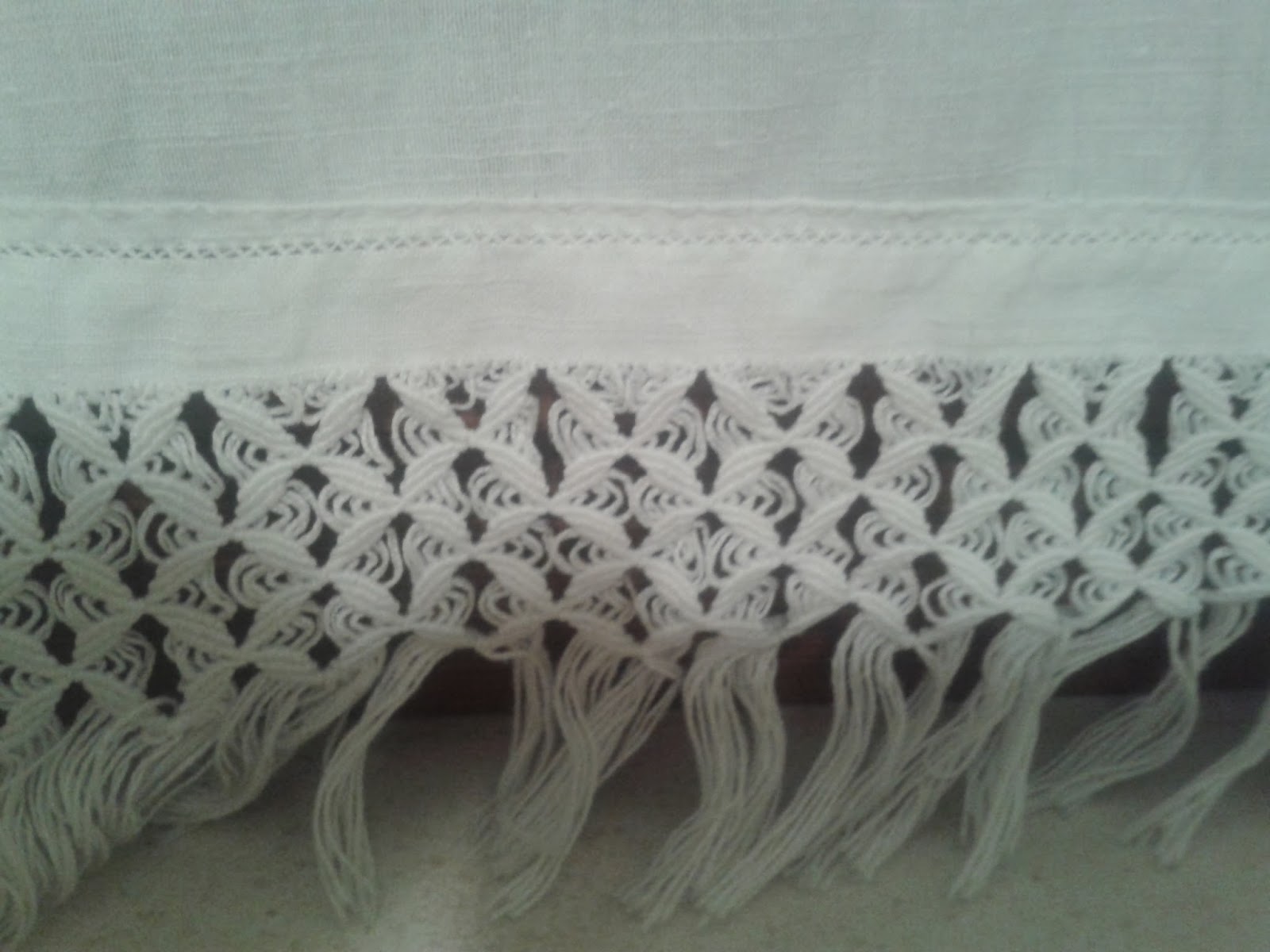 Mughetti fresie e tuberose...: macrame' e filet per una tenda di lino Mattonelle pizzo uncinetto
