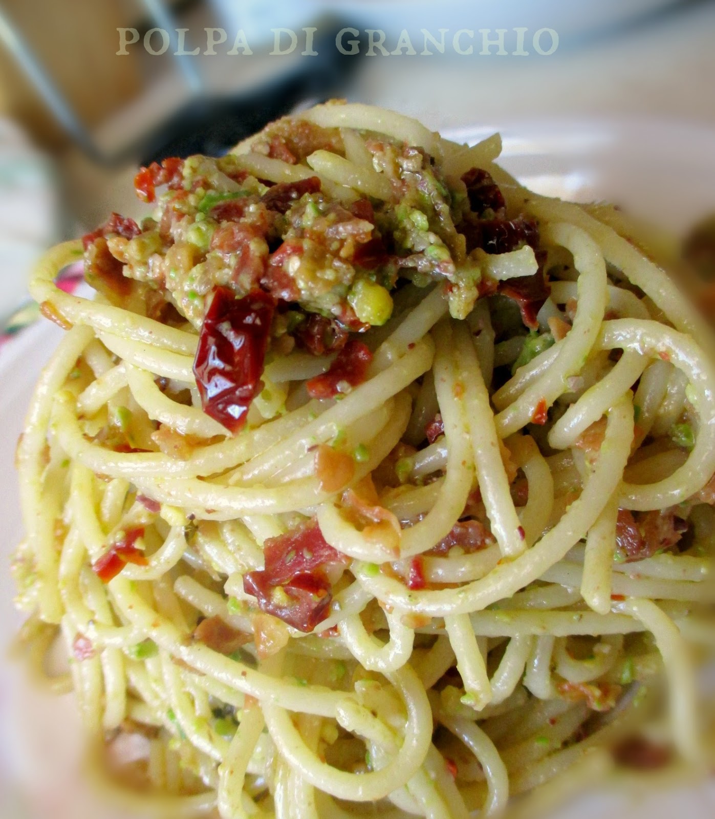 Spaghetti al pesto di pistacchi e pomodori secchi | Ricetta vegetariana e vegana