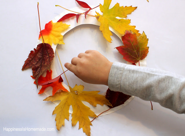 Fall Leaf Wreaths - Kid Craft | #kidcraft #fallcraft #leaves