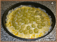 Crostata di pasta sfoglia con uva e amaretti