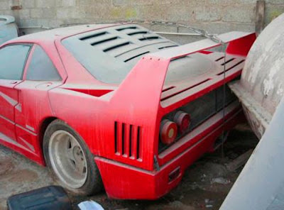 Ferrari Abandonada