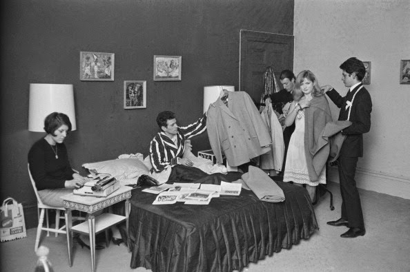 Oz Typewriter Typing At The Hairdresser S In The Bedroom