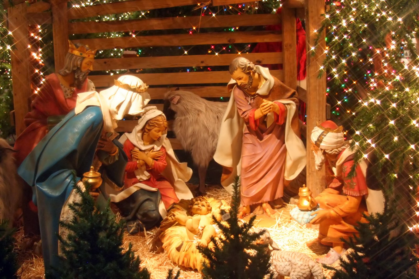 Resultado de imagen para imagenes del pesebre de Navidad iluminado movible