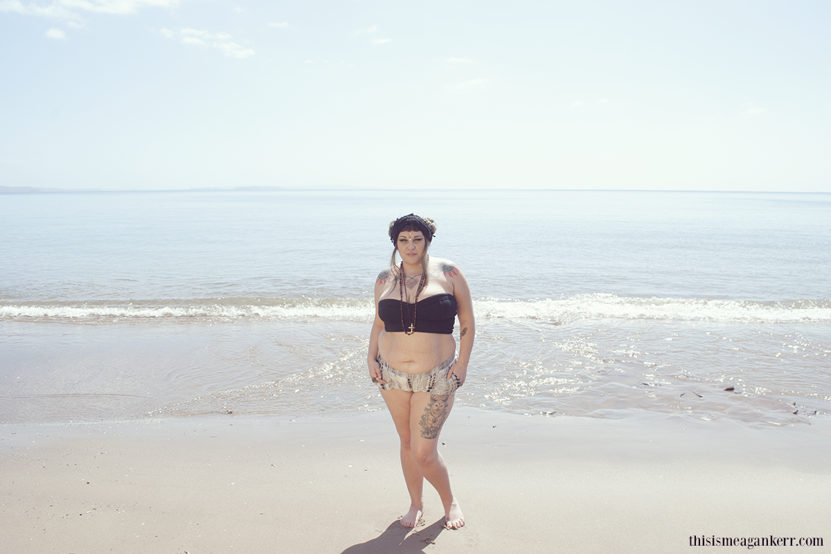 photo d'une bbw tatouée en maillot sur une plage