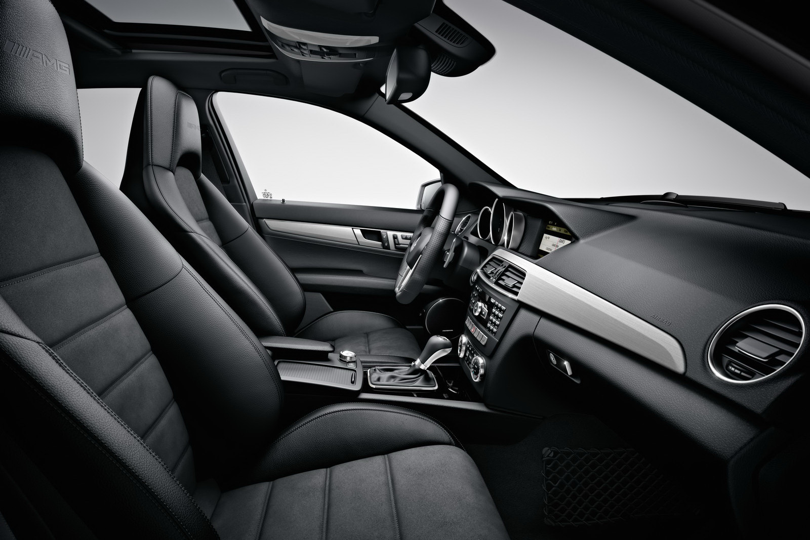 http://3.bp.blogspot.com/-JARZDAZZYnM/T9Y6k53PUeI/AAAAAAAAPP8/A-yOktv4YzA/s1600/2012-Mercedes-C63-AMG-12.jpg
