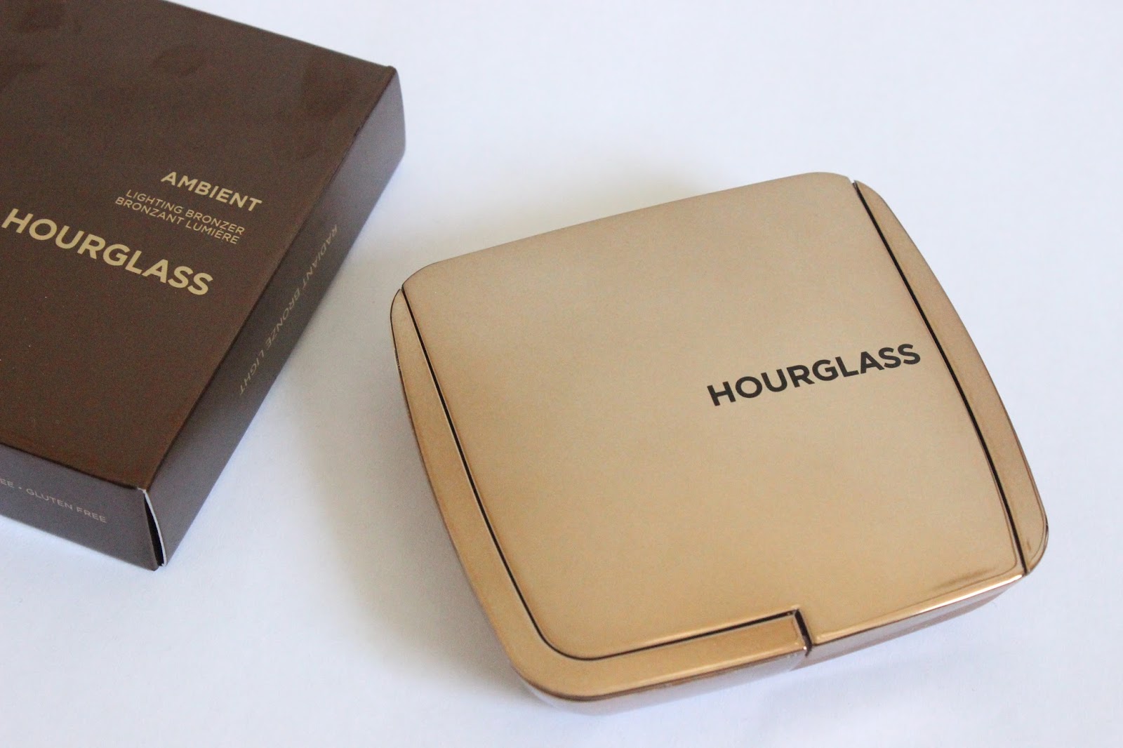 Hourglass Ambient Lighting Bronzer Radiant Bronze Light a little