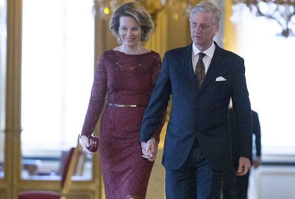 Queen Mathilde of Belgium had chosen a white dress and a skirt covered with very elegant blue lace at the traditional reception held at the Royal Palace of Brussels. On January 12, at another reception, she was photographed with a red cotton lace dress, and a few hours ago, she had preferred to wear a blue lace top when she had met with Queen Rania of Jordan.