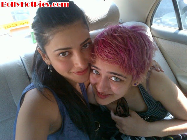 Shruti hassan posing with people from her life Shruti hassan posing with people from her life - Shruti Hassan Personal Twitter Photos
