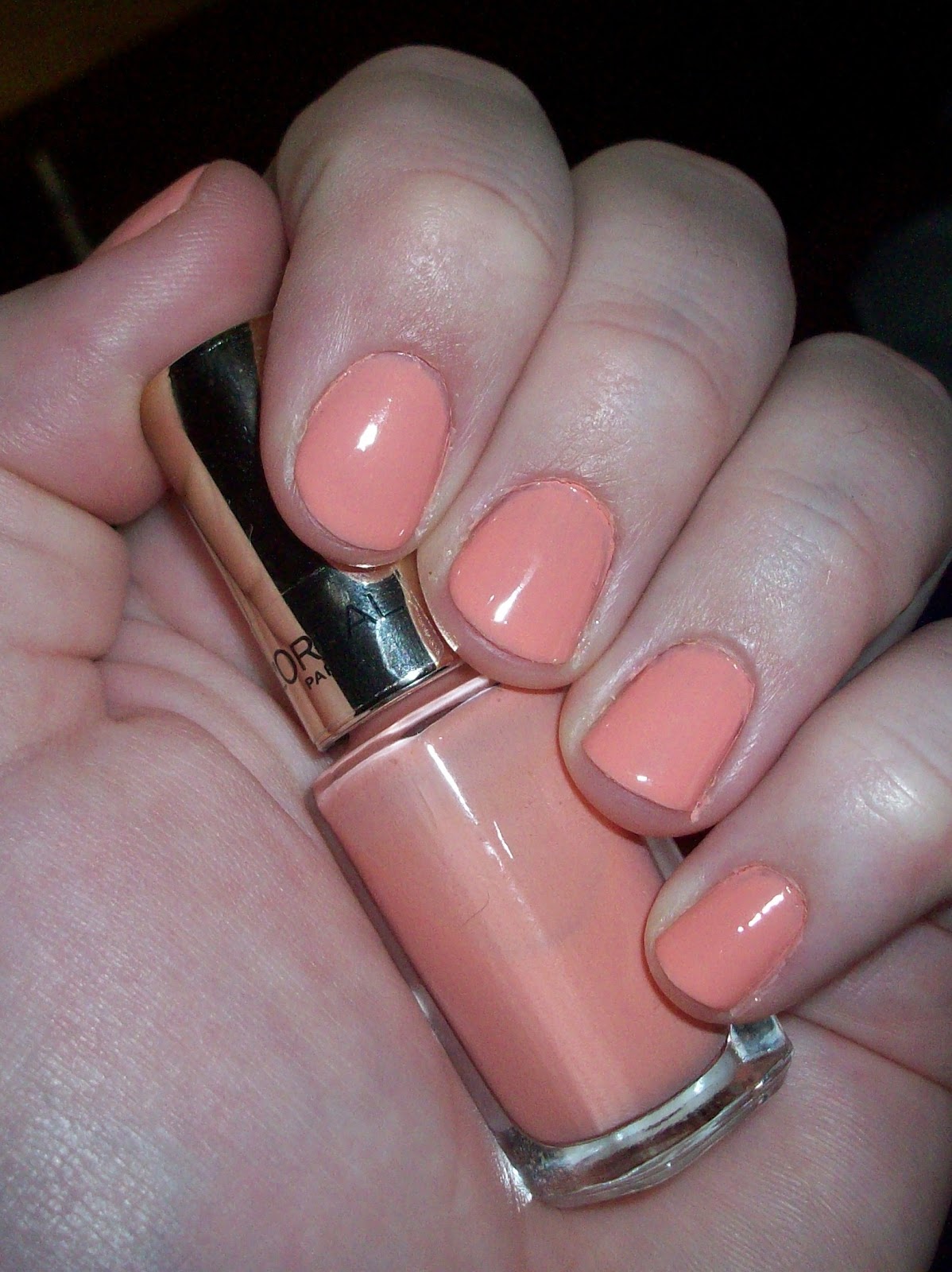 Luxury on the Lips: NOTD: L'Oreal Color Riche Le Vernis - Sex on the Peach