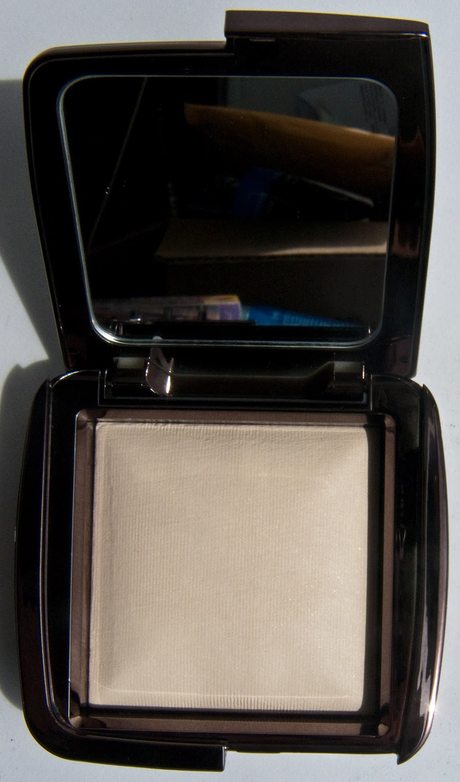 WARPAINT and Unicorns Hourglass Ambient Lighting Powder in Diffused