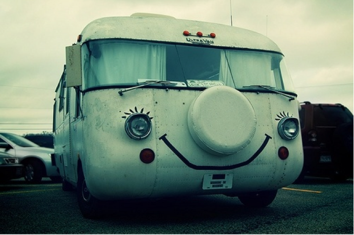 caravana+feliz+sonrisa+gracioso+van+smiling.png
