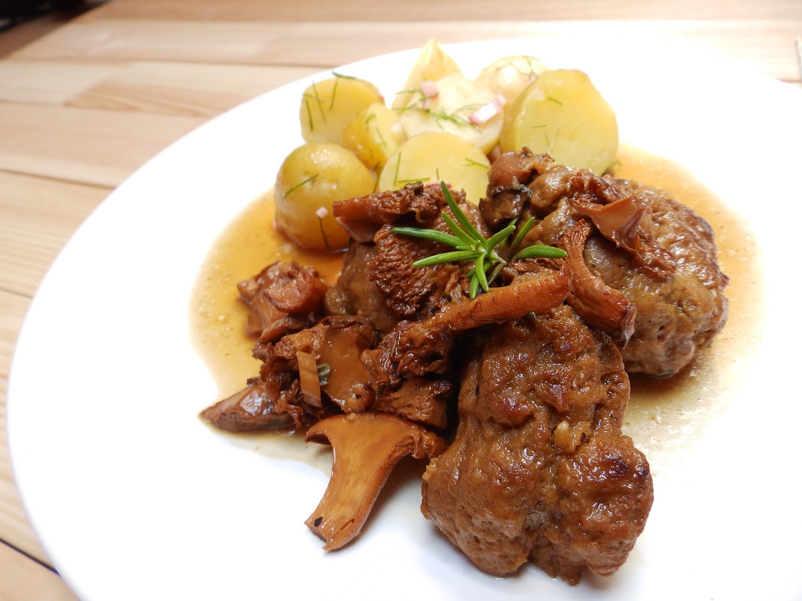 Seitan na divoko s bylinkovými brambory Veggie Fish