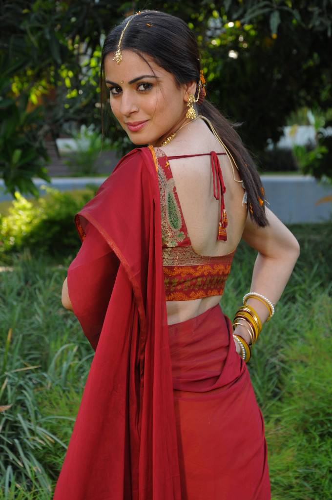 hot woman: Sexy Shraddha Arya spicy stills, Shradha Arya hot photos