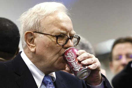 Warren Buffett Warren Buffett tomando una coca cola