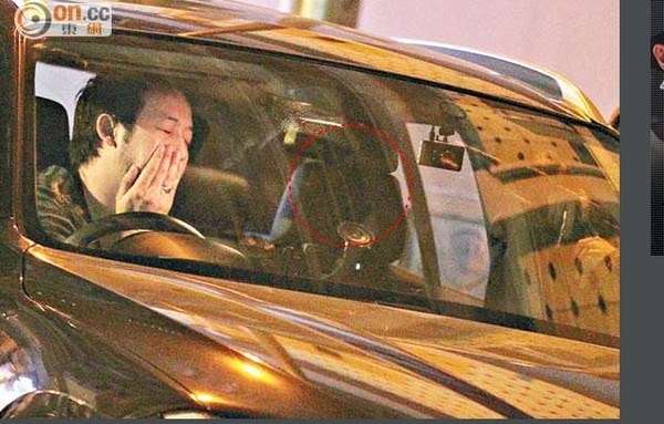 Lộ ảnh "mây mưa" trong xe của ca sĩ Hong Kong