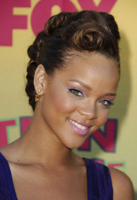 Peinado de moda recogido Rihanna