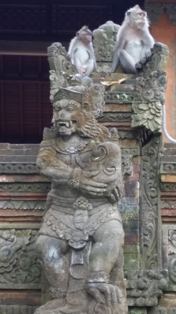 Escultura en el Monkey Forest de Ubud