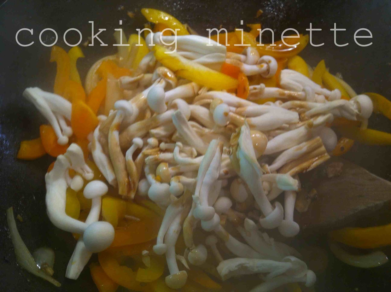 beef stir fry with bunapi mushrooms, bell peppers & soba noodles