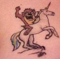 tatuaje del demonio de tasmania montando un unicornio