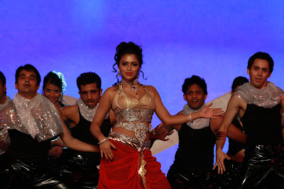 Dubai-Kungumam-Awards+%252886%2529.JPG?BollyMass.com