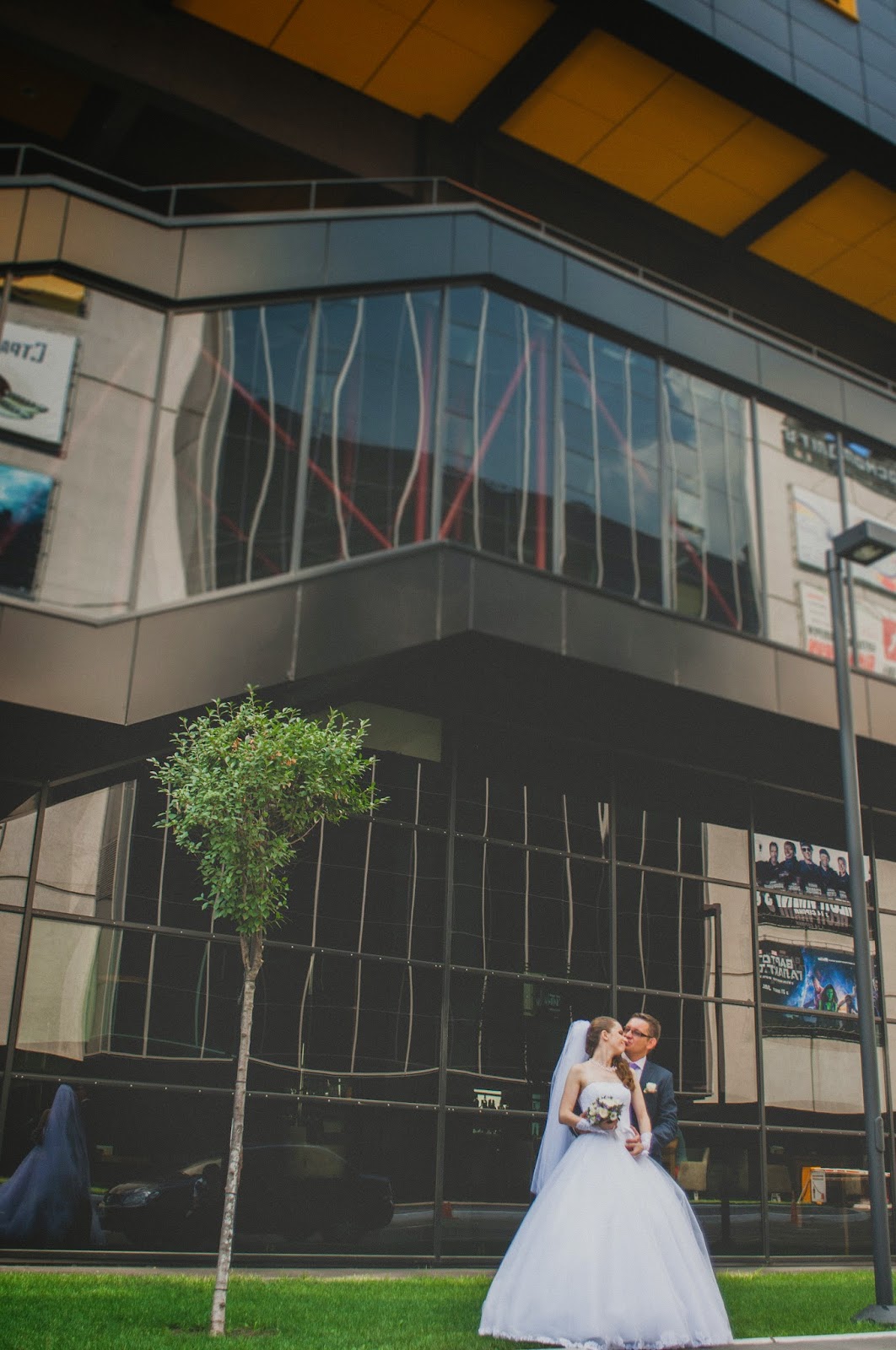 Вика и Денис. Свадебная фотосессия_8 свадебный фотограф, свадебная фотография, архитектурная съемка, фотосъемка в Киеве, урбанистическая свадьба, фотография на фоне зданий в Киеве, красивые свадебные фотографии