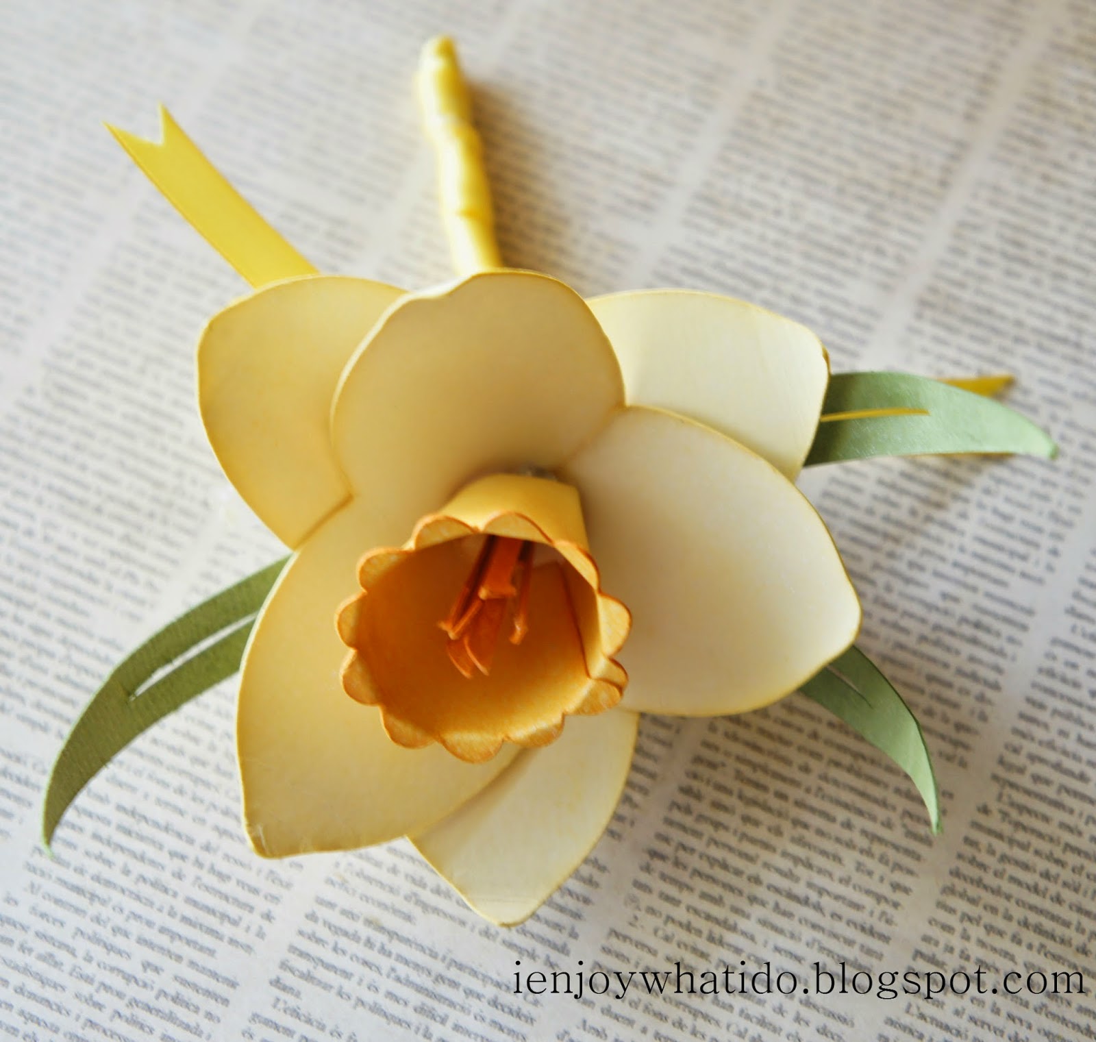Maria Giselle&rsquo;s Creative Cuts: Daffodil Pin Corsage
