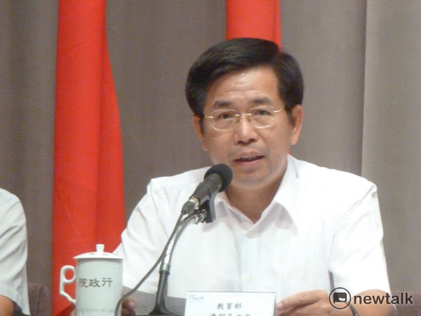 教育部規劃於107年度推動「玉山計畫」,預計每年度將投入最高56億元的高教預算,卻遭質疑是否會獨厚學界大老?圖為教育部長潘文忠。 教育部規劃於107年度推動「玉山計畫」,預計每年度將投入最高56億元的高教預算,卻遭質疑是否會獨厚學界大老?圖為教育部長潘文忠。
