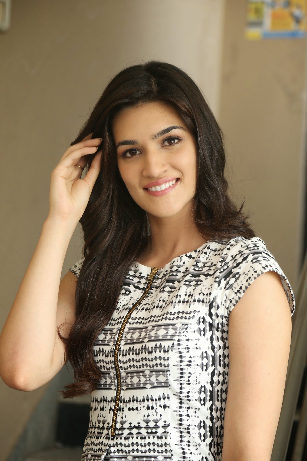 Dochay Heroine Kriti Sanon New Glam Pics - HD Latest Tamil Actress