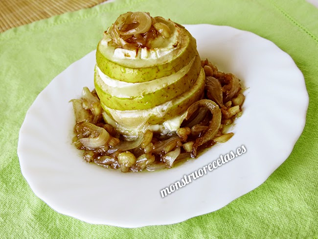 Aperitivo De Manzana Y Queso De Cabra Con Cebolla Caramelizada