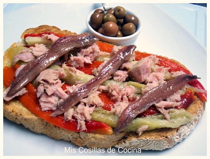 Espardenyes (tostadas De Pan ) Con Escalivada, Atún Y Anchoas De La Escala