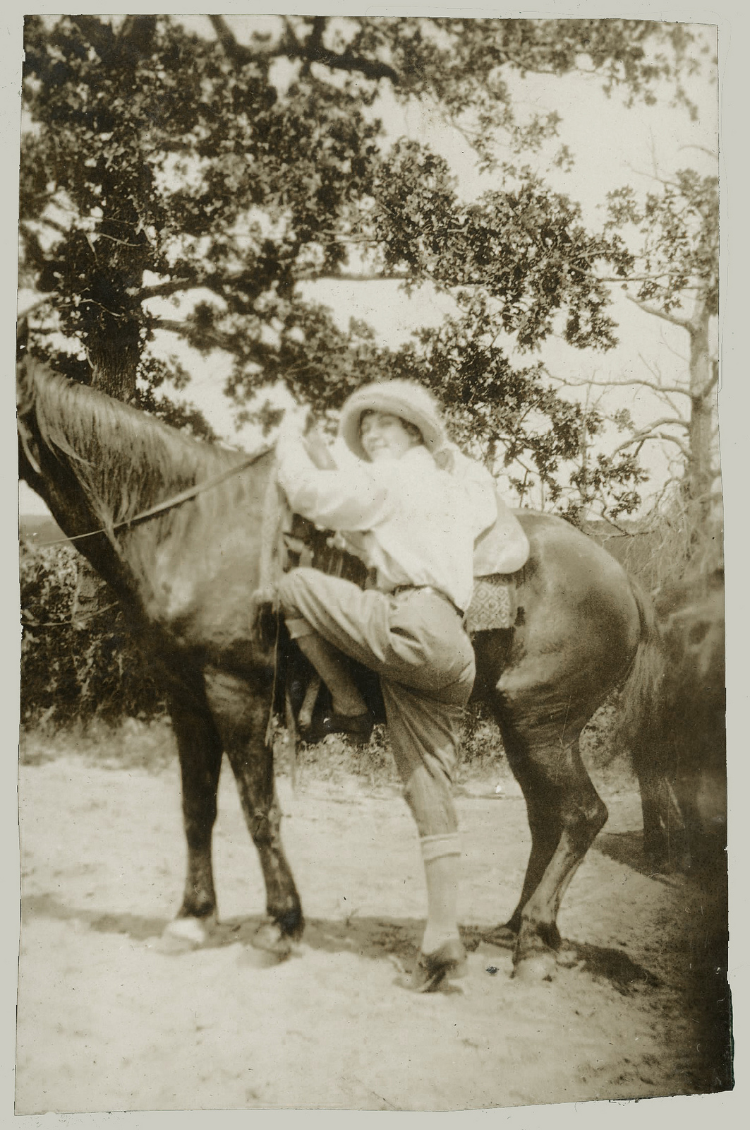 22 Cool Vintage Photos of Women Wearing Jodhpurs in the 1920s and 1930s