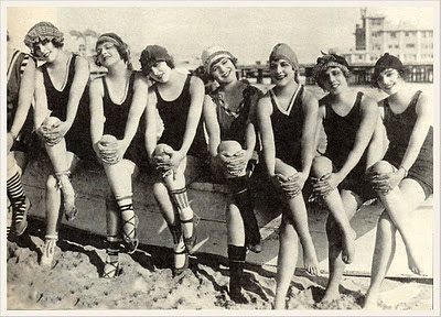 foto antigua de mujeres en bañador
