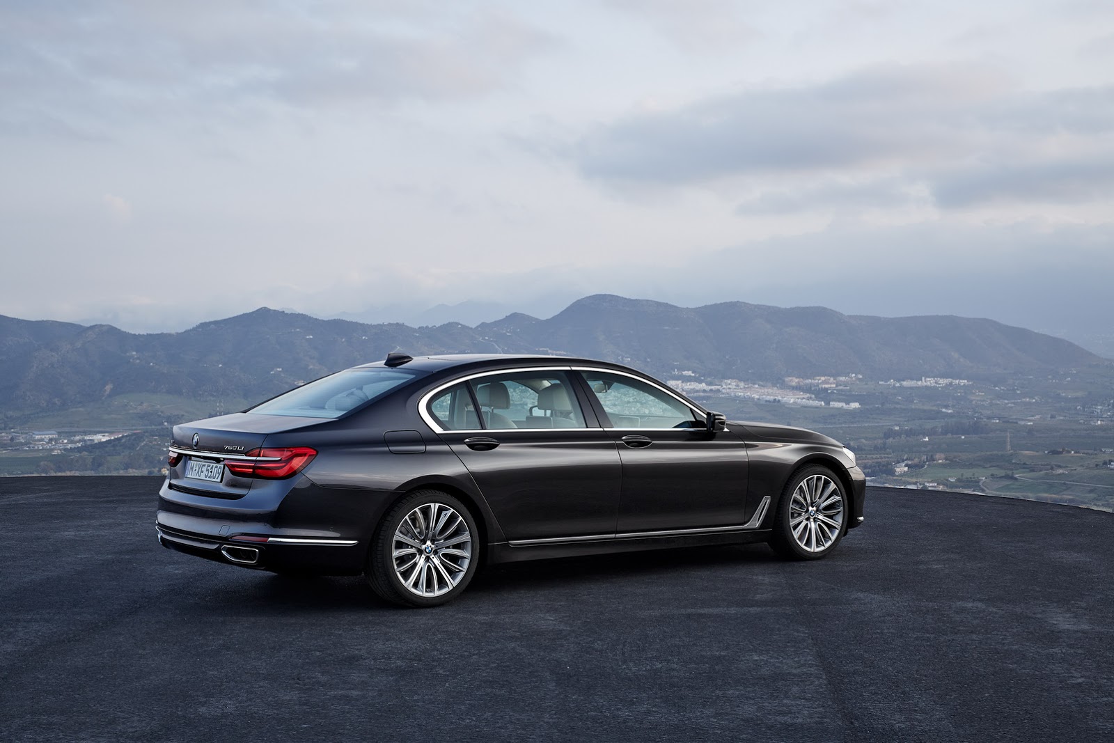 2016-BMW-7-Series-13.jpg
