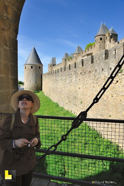 valérie blachier examine la porte narbonnaise à Carcassonne Valérie Blachier à Carcassonne sur le pont levis de la porte narbonnaise